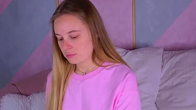 BeatriceEsmont online show from October 22, 2025, 7:13 pm