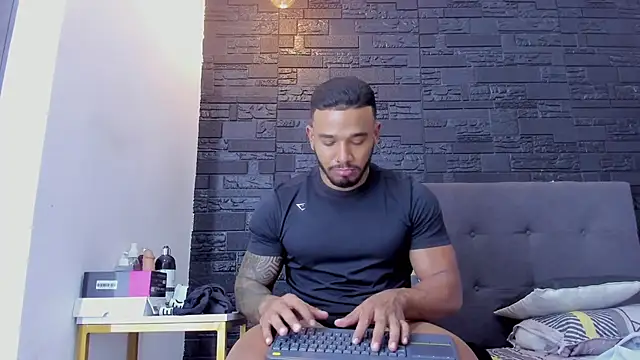 Snapshot of bruno_miller_ chatting on November 29, 2025, 9:04 pm bruno miller online show from November 29, 2025, 9:04 pm