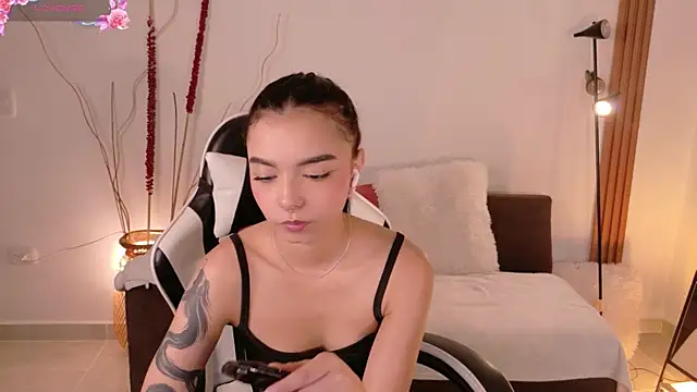 Snapshot of AnabelWolf chatting on July 28, 2026, 8:52 pm AnabelWolf online show from July 28, 2026, 8:52 pm