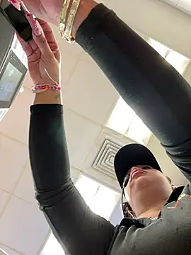 Snapshot of shyfr34k chatting on February 23, 2025, 12:48 pm shyfr34k online show from February 23, 2025, 12:48 pm