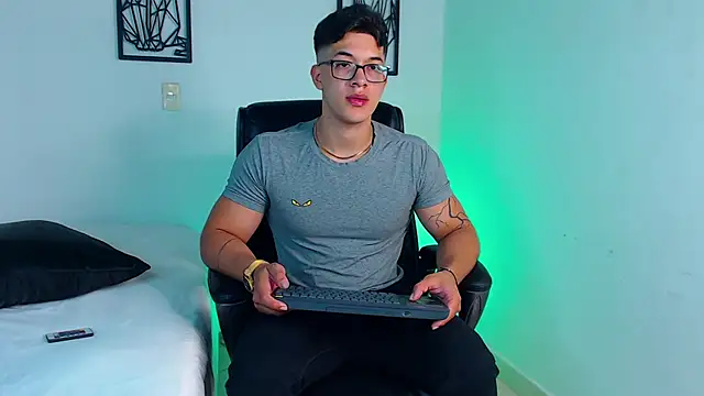 TravisJoplinn online show from December 15, 2024, 2:19 am