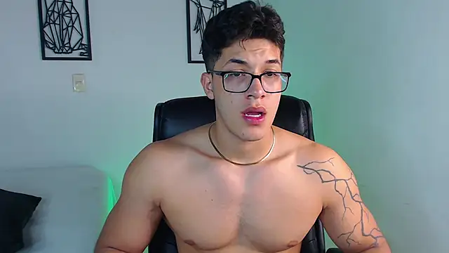 TravisJoplinn online show from December 13, 2024, 1:26 am