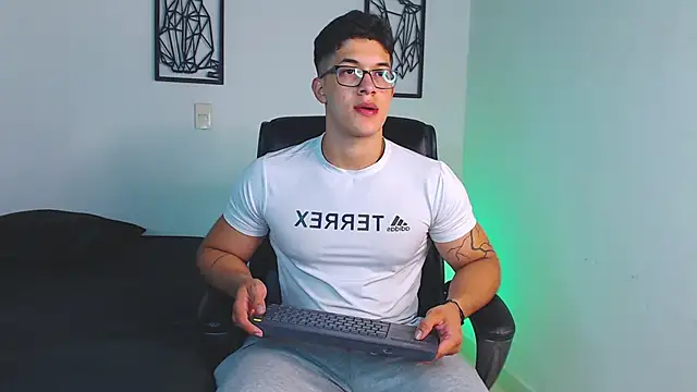 TravisJoplinn online show from December 18, 2024, 2:32 am