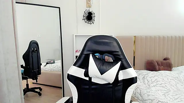 may mia online show from November 23, 2025, 2:32 am