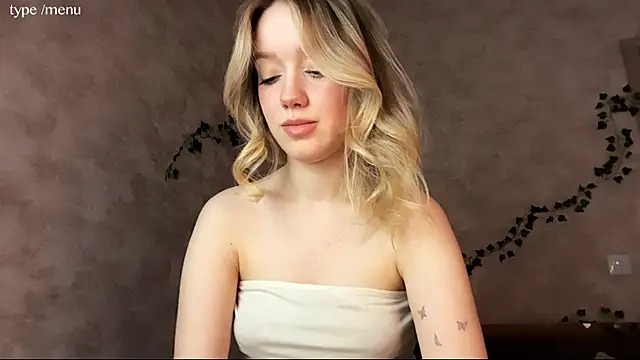 Snapshot of cutiemia0 chatting on April 18, 2026, 8:16 am cutiemia0 online show from April 18, 2026, 8:16 am