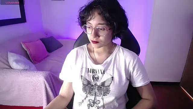 Snapshot of Lili_Gomez_ chatting on November 18, 2025, 2:42 pm Lili Gomez online show from November 18, 2025, 2:42 pm