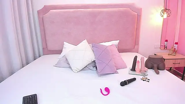 Snapshot of sophiawhite__ chatting on March 19, 2025, 1:18 pm sophiawhite online show from March 19, 2025, 1:18 pm