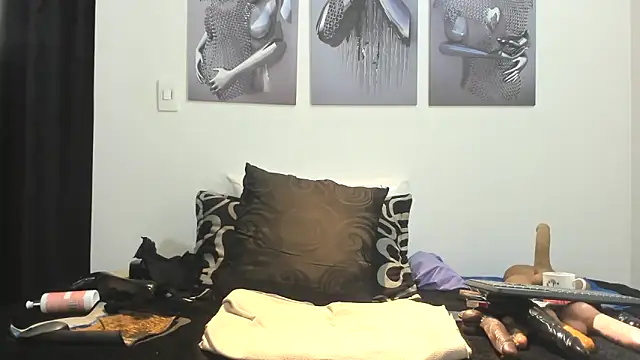 Snapshot of Roxanne_squirt chatting on March 17, 2025, 7:13 am Roxanne squirt online show from March 17, 2025, 7:13 am