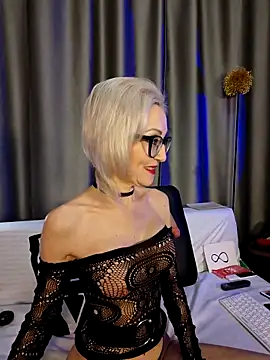 Snapshot of Milforja chatting on November 30, 2025, 7:03 pm Milforja online show from November 30, 2025, 7:03 pm