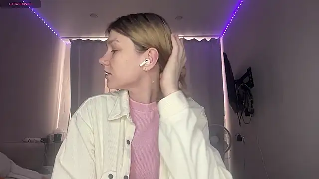 MoiraHavins online show from March 12, 2026, 6:06 am