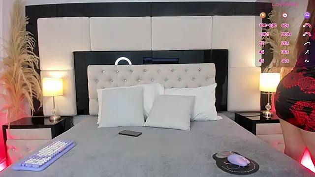 CarlaRossi  online show from April 26, 2026, 7:44 pm