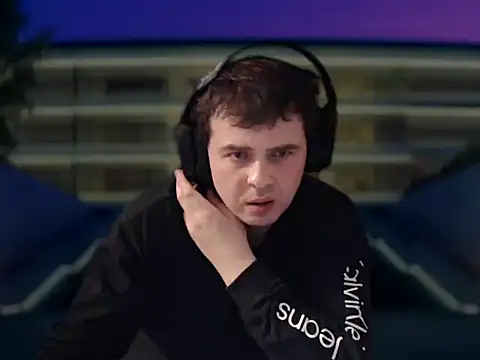 Snapshot of CuteMan33 chatting on December 16, 2025, 11:31 pm CuteMan33 online show from December 16, 2025, 11:31 pm