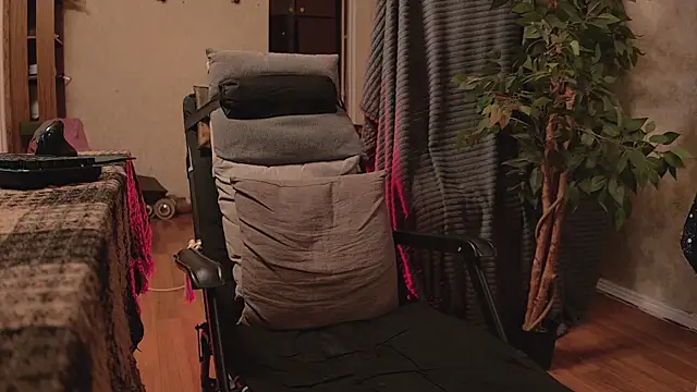 Snapshot of bulatov_xx chatting on October 26, 2025, 12:33 am bulatov xx online show from October 26, 2025, 12:33 am