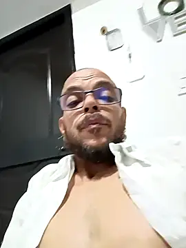 Snapshot of Charly_BC_Dirty chatting on February 17, 2025, 3:58 am Charly BC Dirty online show from February 17, 2025, 3:58 am