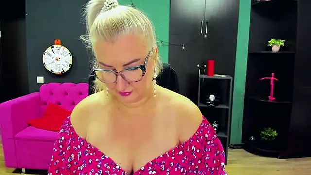 Snapshot of ChristyBrooks chatting on October 17, 2025, 9:12 am ChristyBrooks online show from October 17, 2025, 9:12 am