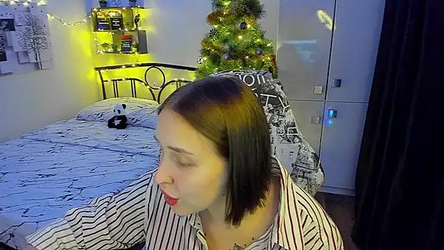 Snapshot of LinaTruly chatting on December 4, 2025, 9:47 pm LinaTruly online show from December 4, 2025, 9:47 pm