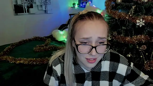 LinaTruly online show from December 23, 2024, 11:06 pm