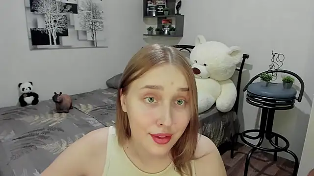 LinaTruly online show from March 18, 2025, 9:10 pm