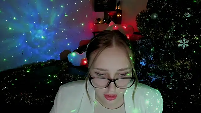 LinaTruly online show from December 30, 2024, 8:25 pm