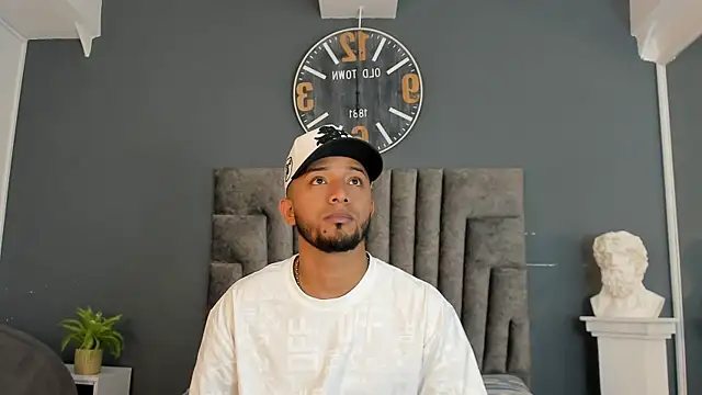 Snapshot of Robin_Rief chatting on August 1, 2026, 7:34 pm Robin Rief online show from August 1, 2026, 7:34 pm