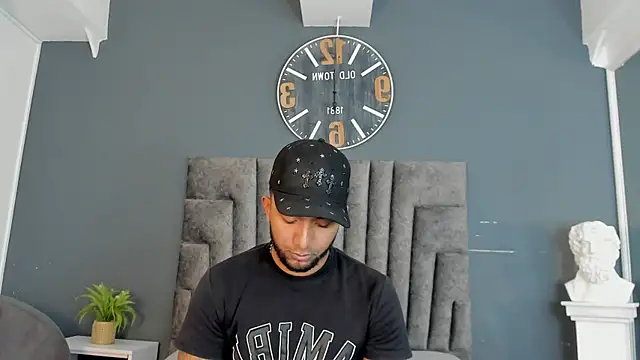 Snapshot of Robin_Rief chatting on August 3, 2026, 7:20 pm Robin Rief online show from August 3, 2026, 7:20 pm