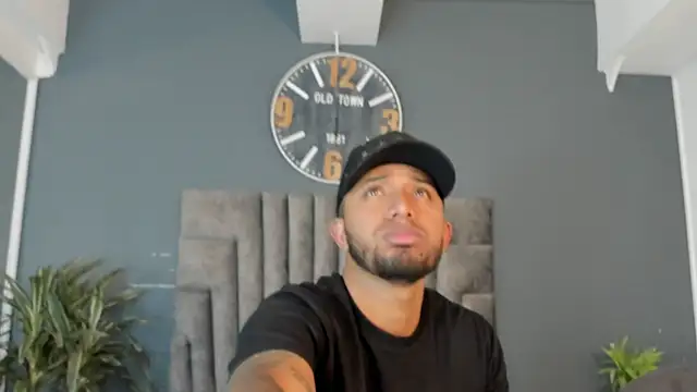 Snapshot of Robin_Rief chatting on August 8, 2026, 7:21 pm Robin Rief online show from August 8, 2026, 7:21 pm