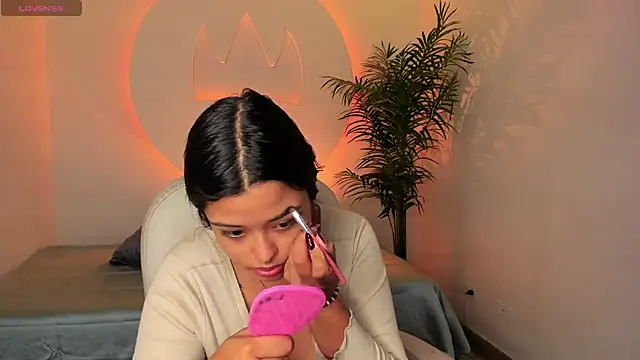 Snapshot of Ariana_Pierce chatting on November 28, 2025, 1:00 pm Ariana Pierce online show from November 28, 2025, 1:00 pm