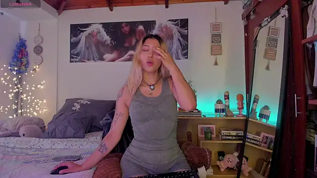 cuteweed420 online show from April 27, 2026, 8:18 pm