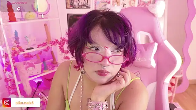Snapshot of lady_noize chatting on June 9, 2026, 8:21 pm lady noize online show from June 9, 2026, 8:21 pm