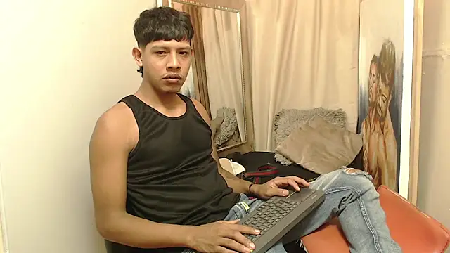 mr stiven  online show from November 12, 2025, 4:49 am