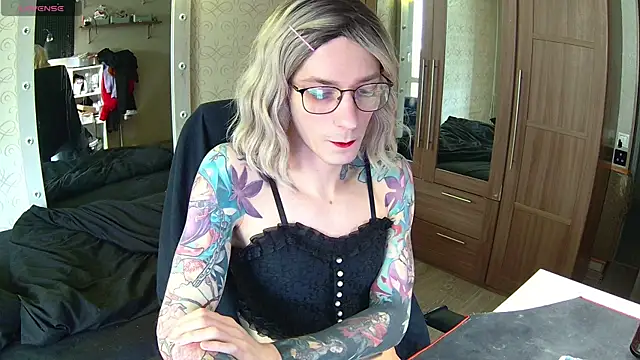 Julia dolls online show from February 28, 2025, 12:09 pm