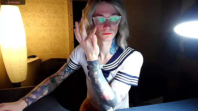 Julia dolls online show from December 15, 2025, 5:52 pm