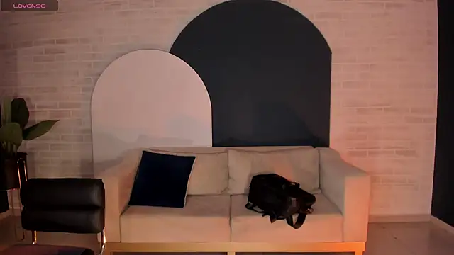 MiaFarrell  online show from February 17, 2026, 6:38 pm