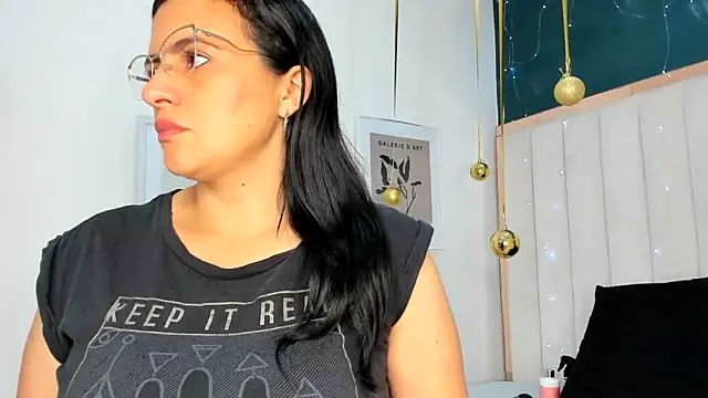 Snapshot of africa_holmes chatting on December 3, 2025, 2:23 am africa holmes online show from December 3, 2025, 2:23 am