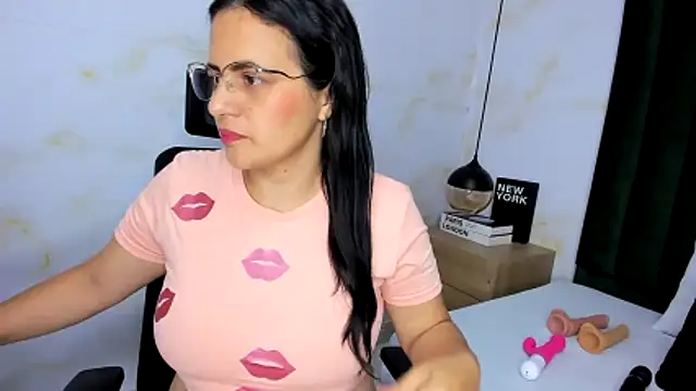 Snapshot of africa_holmes chatting on November 13, 2025, 2:26 am africa holmes online show from November 13, 2025, 2:26 am