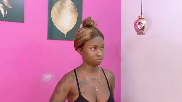 Snapshot of kinkyandsavage chatting on November 13, 2025, 8:24 pm kinkyandsavage online show from November 13, 2025, 8:24 pm