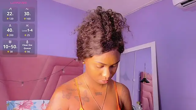 Snapshot of kinkyandsavage chatting on October 18, 2025, 6:10 pm kinkyandsavage online show from October 18, 2025, 6:10 pm