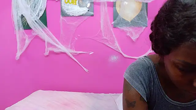 Snapshot of kinkyandsavage chatting on October 27, 2025, 7:37 pm kinkyandsavage online show from October 27, 2025, 7:37 pm