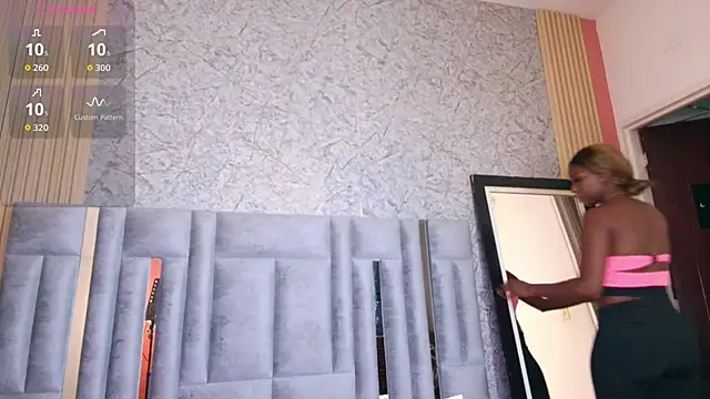 Snapshot of kinkyandsavage chatting on December 3, 2025, 7:24 pm kinkyandsavage online show from December 3, 2025, 7:24 pm