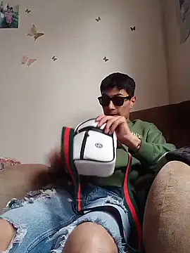 Snapshot of 1418edwar chatting on November 19, 2025, 5:13 pm 1418edwar online show from November 19, 2025, 5:13 pm