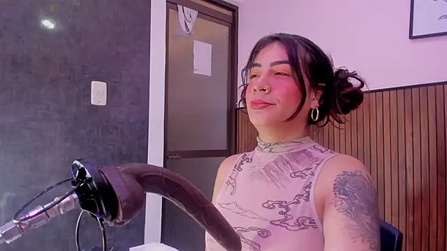 Snapshot of violett_collins_ chatting on February 12, 2026, 5:18 am violett collins online show from February 12, 2026, 5:18 am