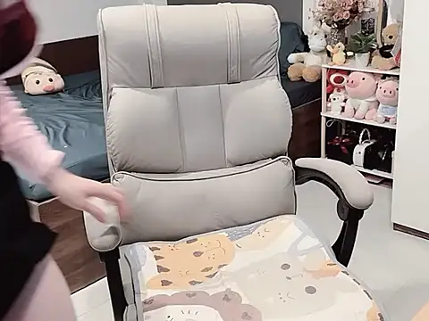 Eva-Public online show from November 7, 2025, 4:44 pm