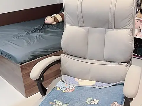 Eva-Public online show from October 28, 2025, 6:29 pm