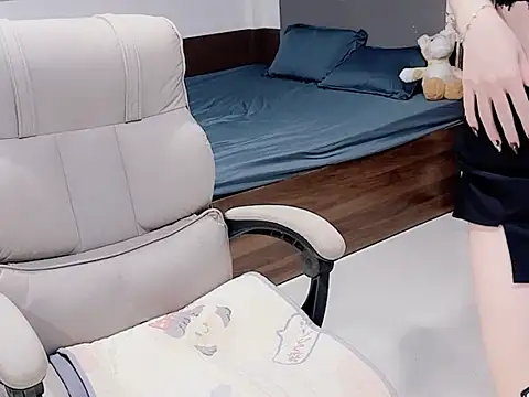 Eva-Public online show from November 17, 2025, 4:55 pm