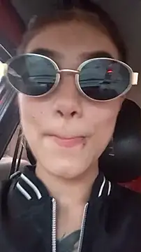 thamygomezz online show from October 6, 2025, 9:59 pm