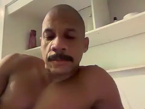 VHugoE online show from April 25, 2026, 12:46 am