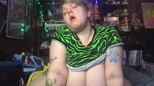 Snapshot of SleazeLouize chatting on December 16, 2025, 4:39 am SleazeLouize online show from December 16, 2025, 4:39 am