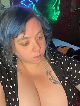 Snapshot of SleazeLouize chatting on December 16, 2024, 2:25 am SleazeLouize online show from December 16, 2024, 2:25 am