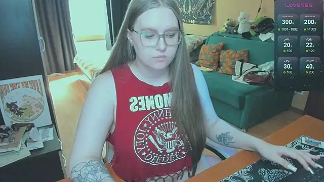 Snapshot of Alice_Dreamgirl_ chatting on June 8, 2026, 12:38 pm Alice Dreamgirl online show from June 8, 2026, 12:38 pm