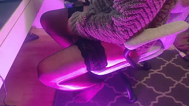 dirtynylonboy33 online show from January 11, 2026, 8:38 pm